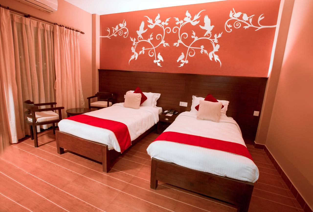 Hotel City Park Pokhara Esterno foto